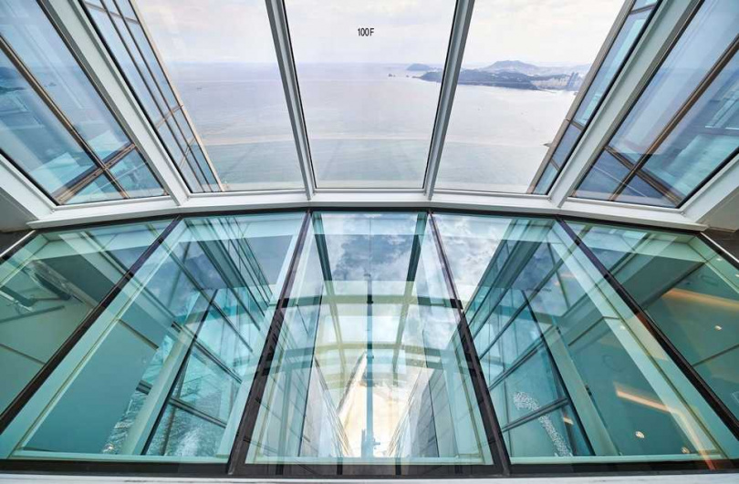 Busan X The Sky展望台還有透明走廊，可以直觀底下海景。